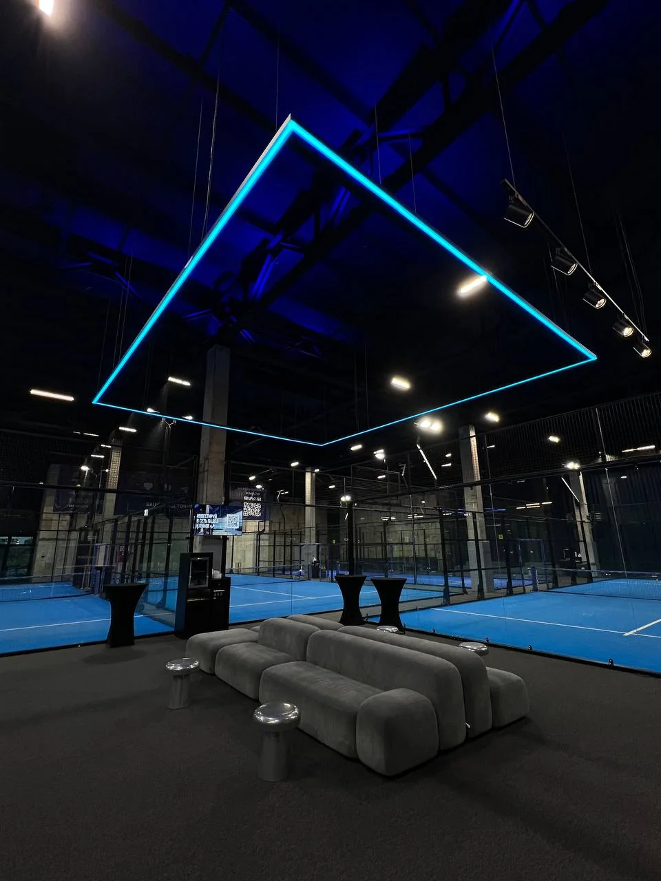 Квадратный RGBW-светильник 3000 × 3000 мм над лаунж-зоной Buenos Padel