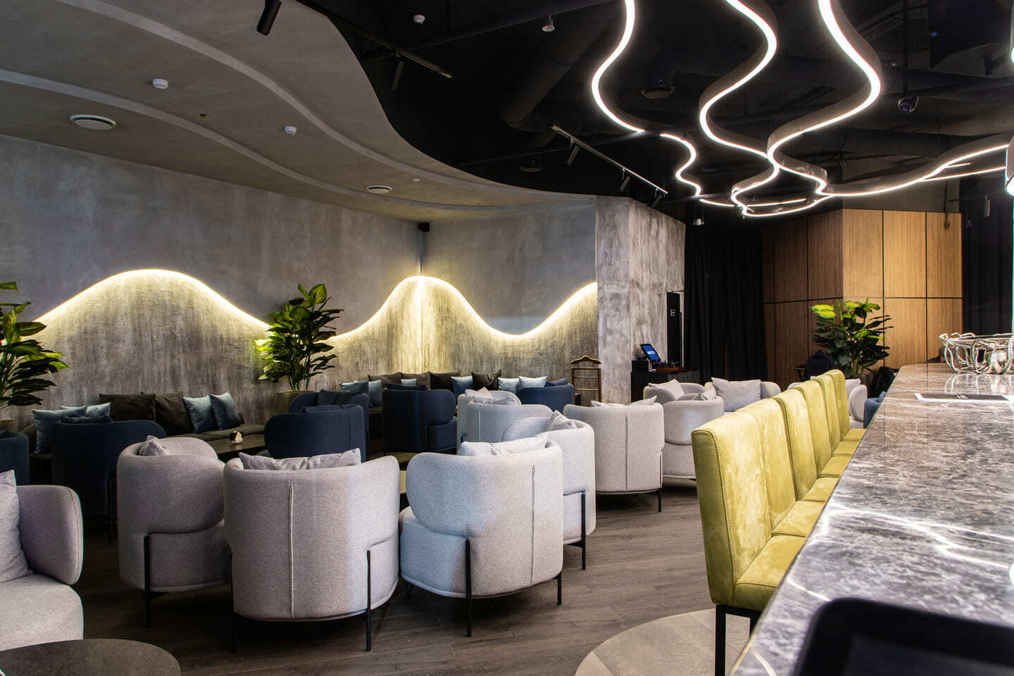 Гостевой зал NIKOSI Lounge Bar с волнообразным освещением