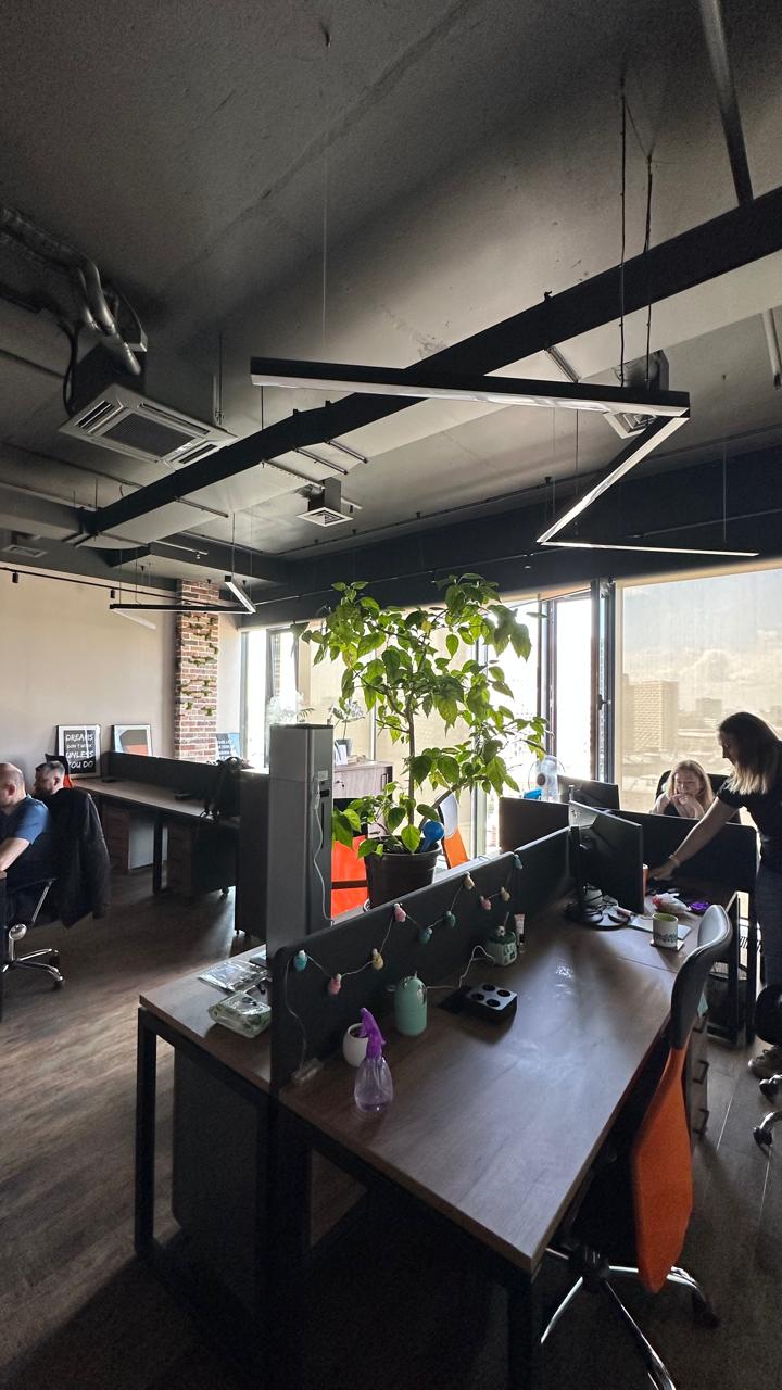 Линейные и Y-образные светильники в open space офиса HSR