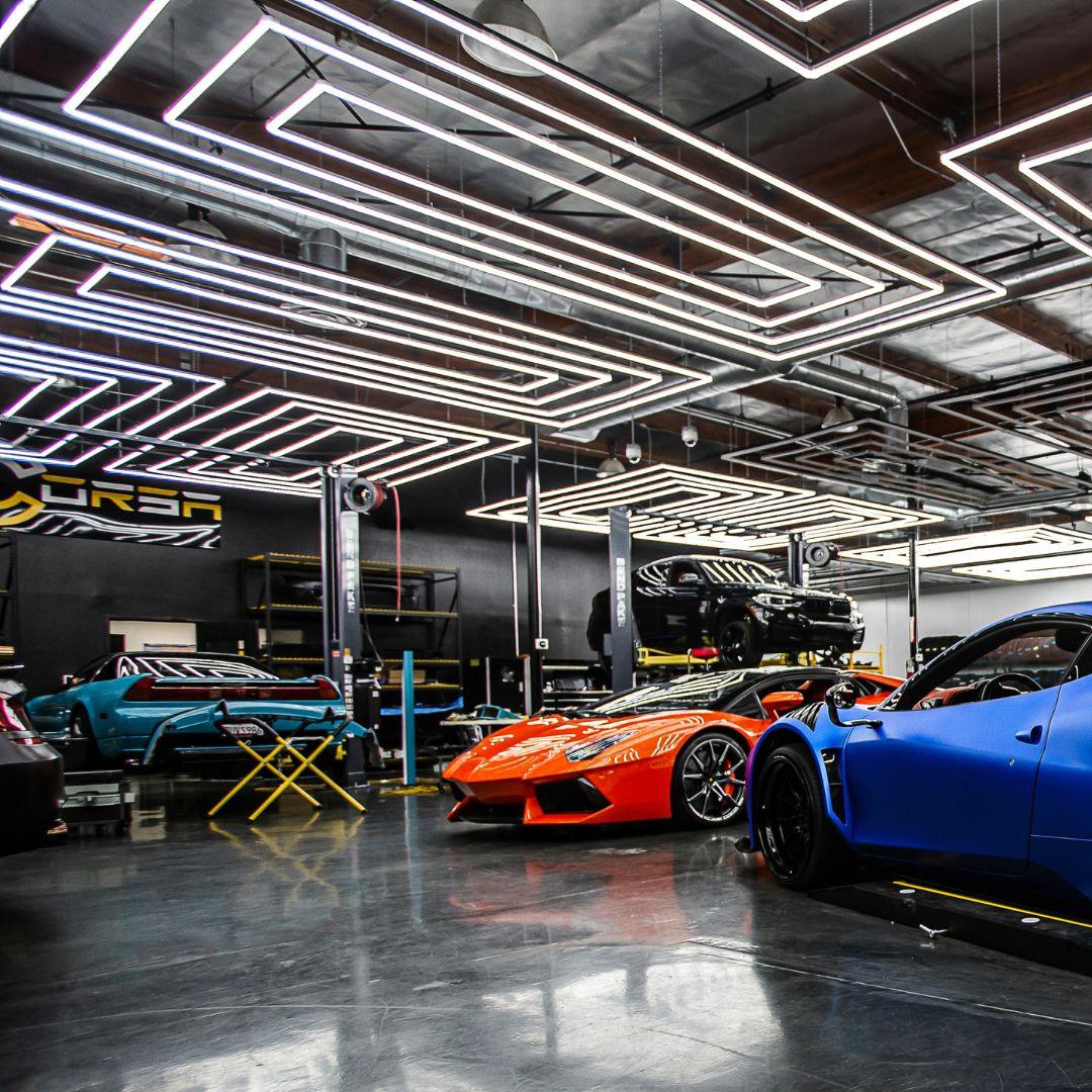 Освещение автосалона — подвесные линейные светильники над экспозицией