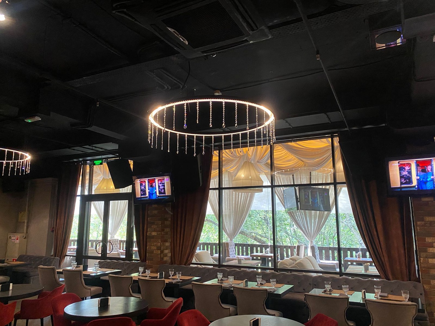 Хрустальные люстры для ресторана в Москве — производство на заказ